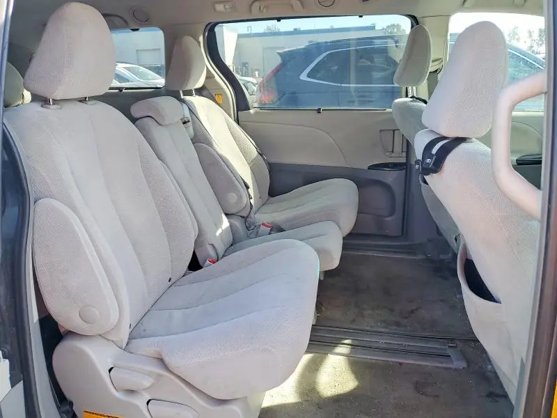 2013 TOYOTA SIENNA LE  