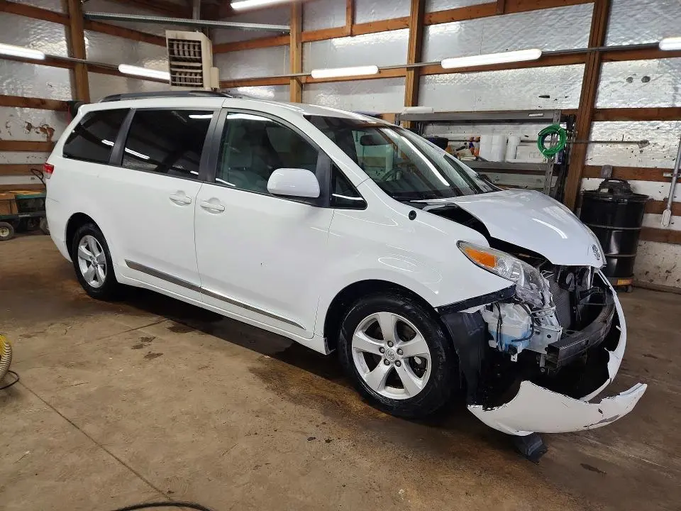 2014 TOYOTA SIENNA LE  