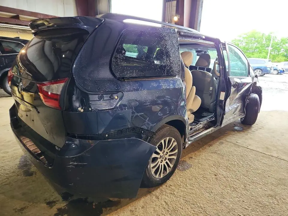 2018 TOYOTA SIENNA XLE 8-PASSENGER  