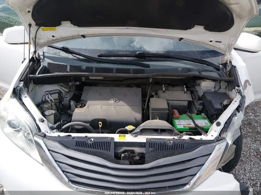 2013 TOYOTA SIENNA XLE V6 8 PASSENGER