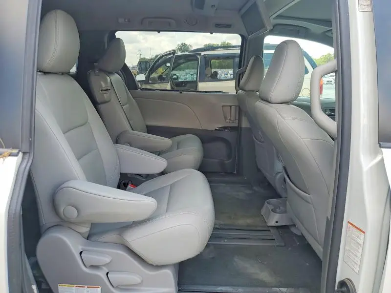 2017 TOYOTA SIENNA XLE PREMIUM 8-PASSENGER  