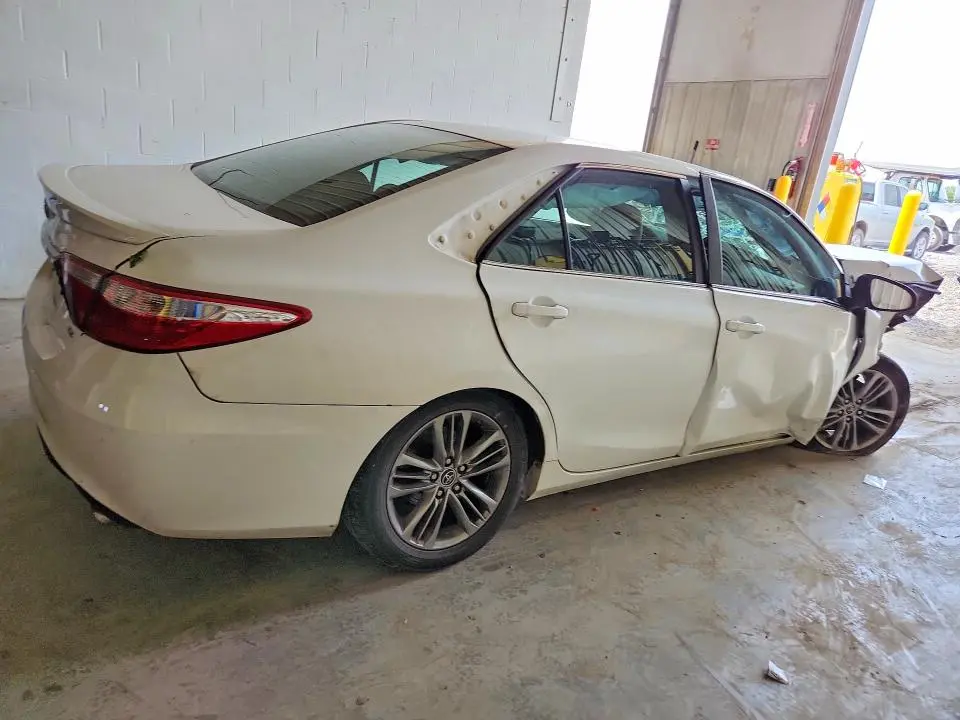 2015 TOYOTA CAMRY SE  