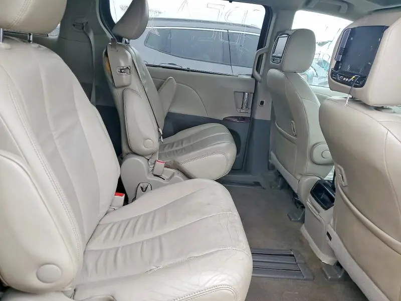 2013 TOYOTA SIENNA   