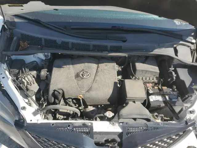 2017 TOYOTA SIENNA SE  