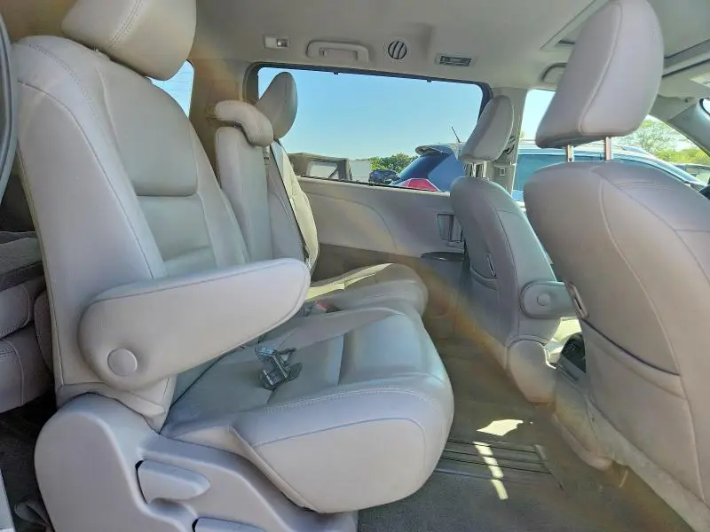 2018 TOYOTA SIENNA XLE 8-PASSENGER  