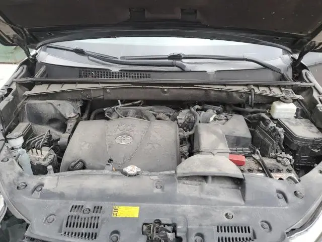 2019 TOYOTA HIGHLANDER SE  