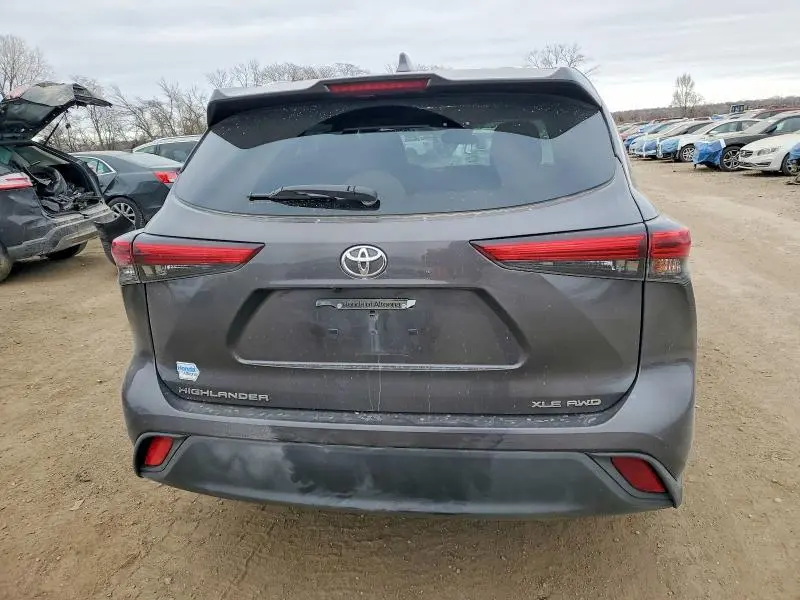 2022 TOYOTA HIGHLANDER XLE  