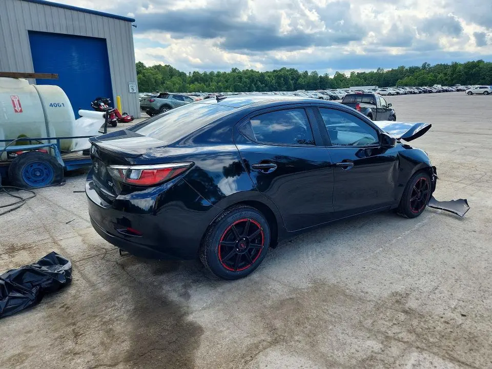 2019 TOYOTA YARIS XLE  