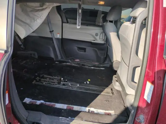 2021 TOYOTA SIENNA LE  
