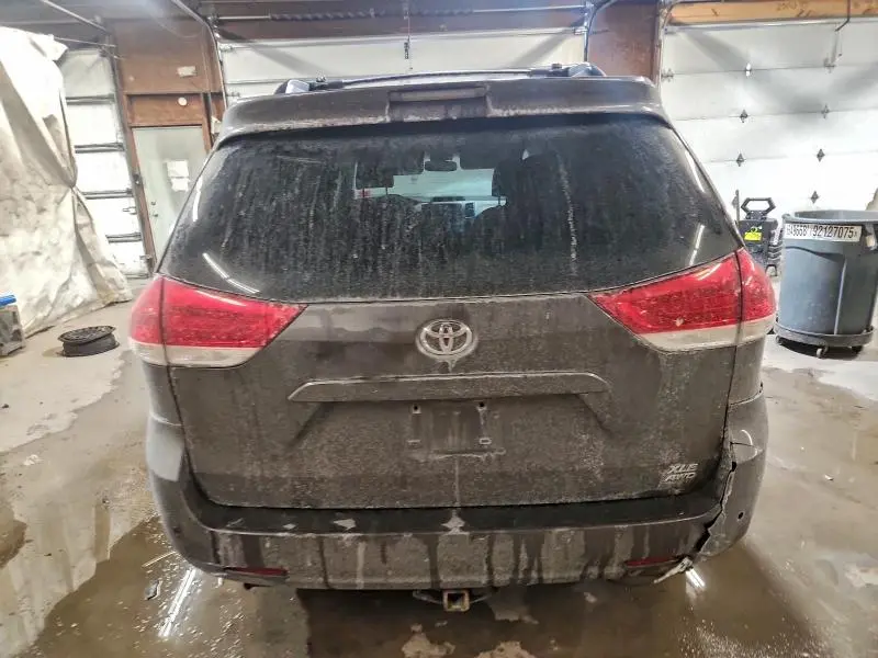 2013 TOYOTA SIENNA XLE  