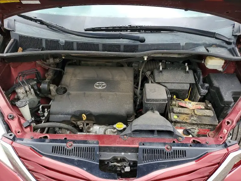 2015 TOYOTA SIENNA LE  