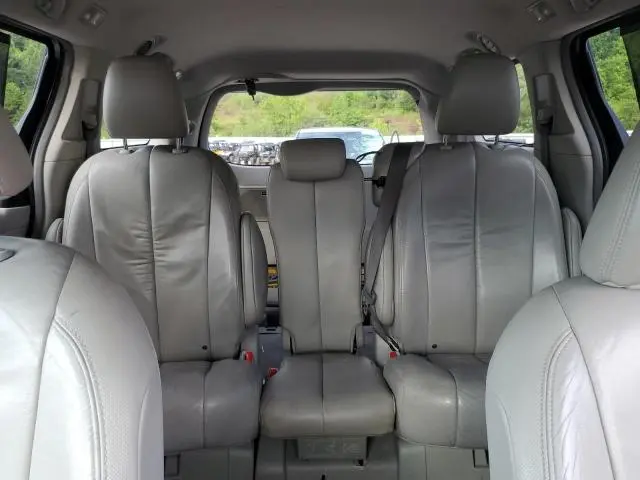 2011 TOYOTA SIENNA XLE  