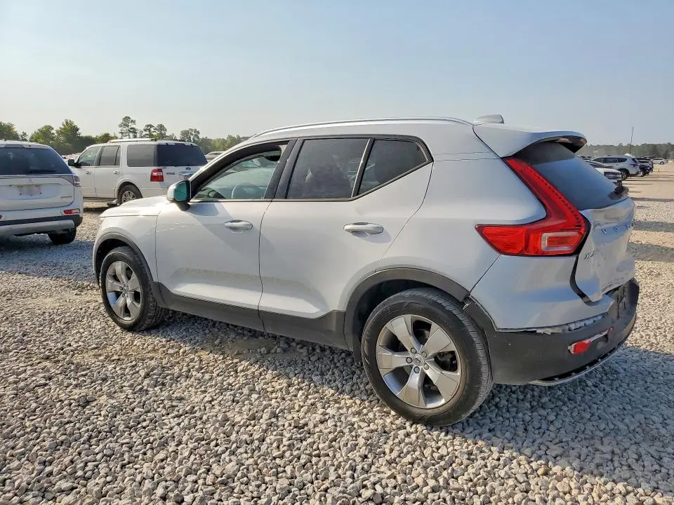 2022 VOLVO XC40 T4 MOMENTUM  