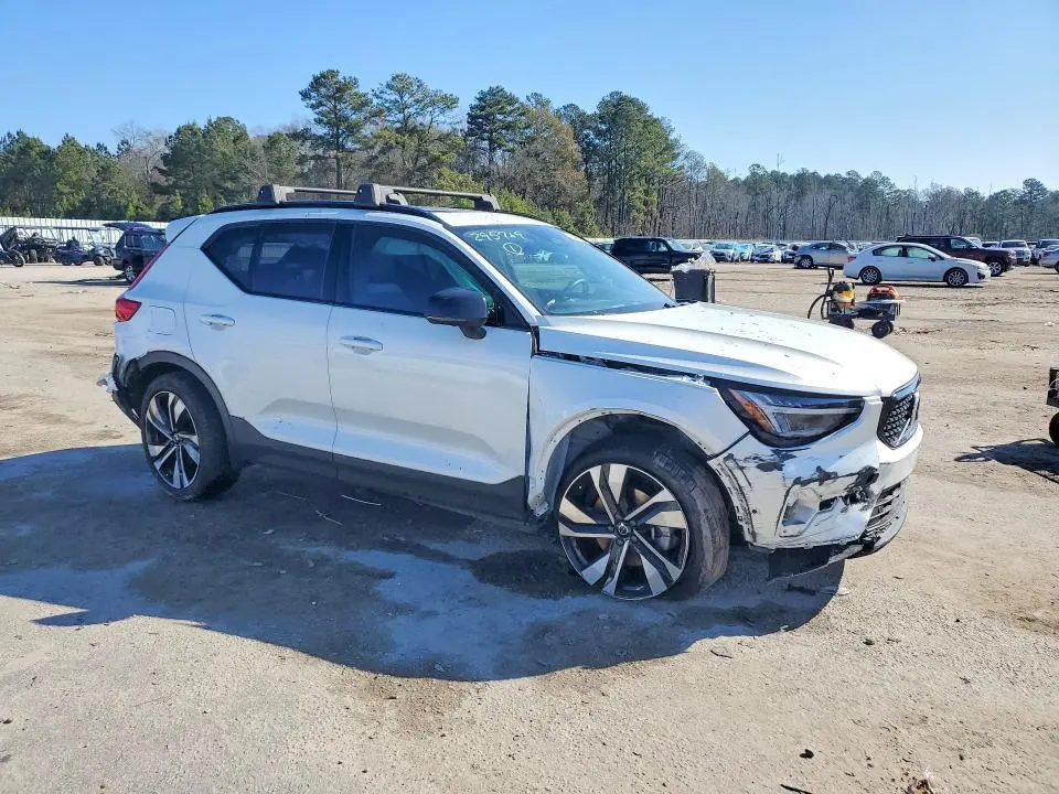 2024 VOLVO XC40 PLUS  