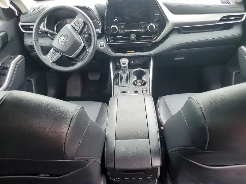 2025 TOYOTA HIGHLANDER XLE  
