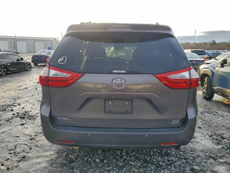 2017 TOYOTA SIENNA XLE  
