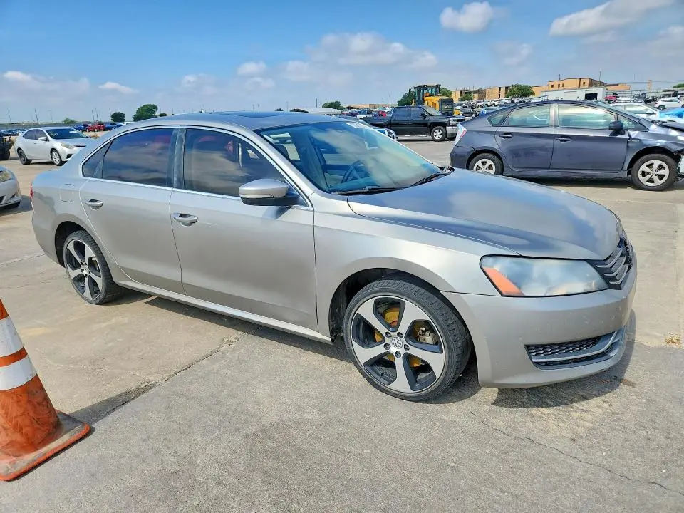 2013 VOLKSWAGEN PASSAT SE  
