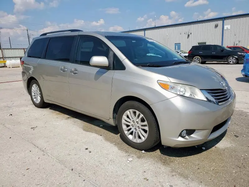 2016 TOYOTA SIENNA XLE  
