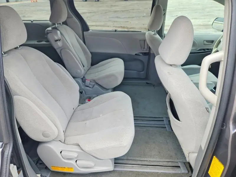 2014 TOYOTA SIENNA LE  
