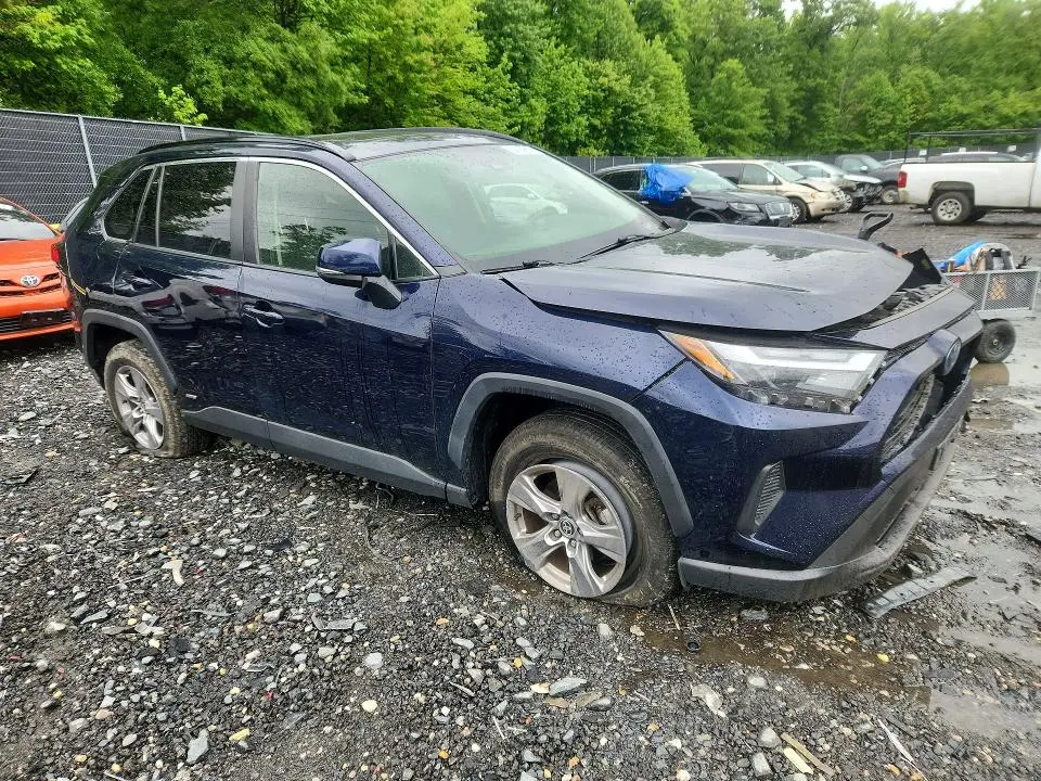 2022 TOYOTA RAV4 XLE  