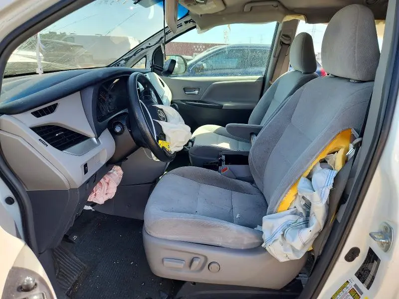 2017 TOYOTA SIENNA LE  