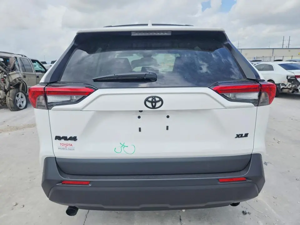 2025 TOYOTA RAV4 XLE  