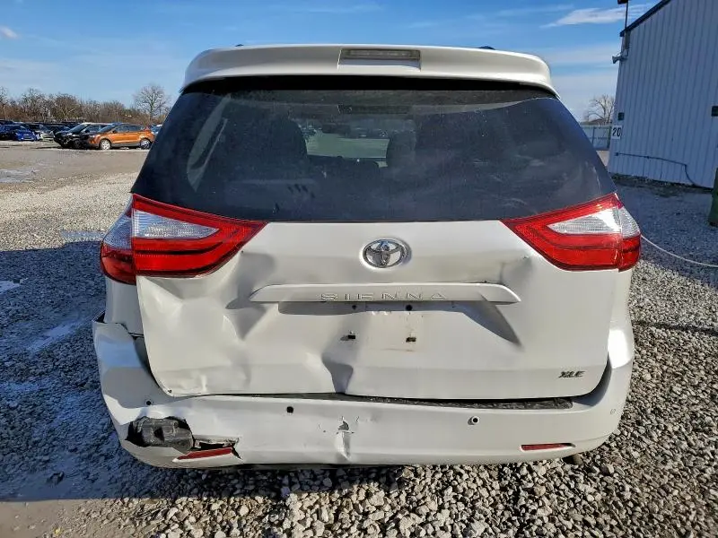 2016 TOYOTA SIENNA XLE  
