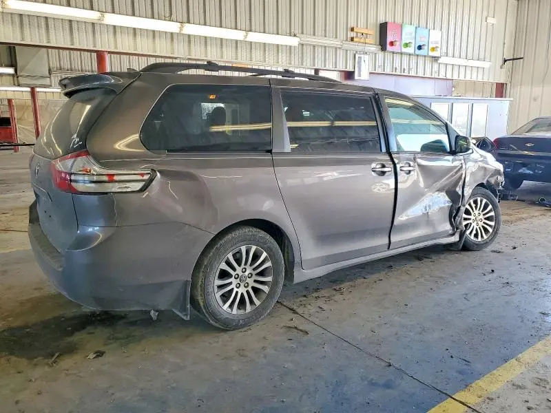 2019 TOYOTA SIENNA XLE  