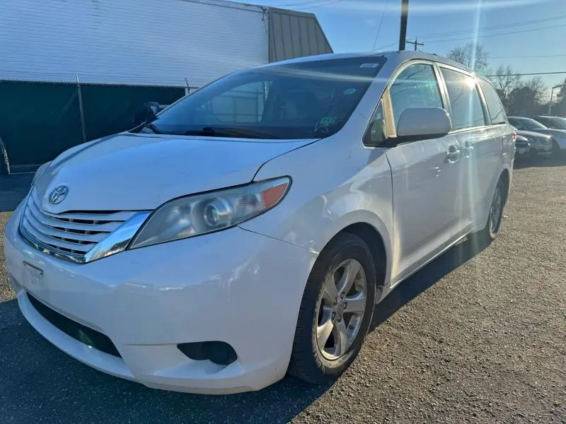 2017 TOYOTA SIENNA LE  