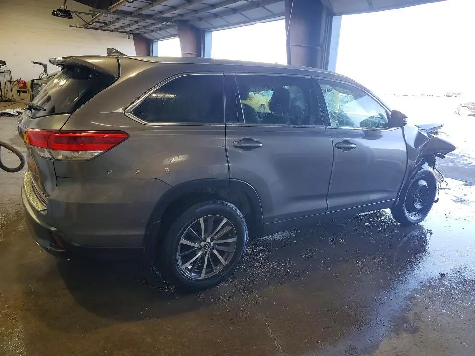 2017 TOYOTA HIGHLANDER SE  
