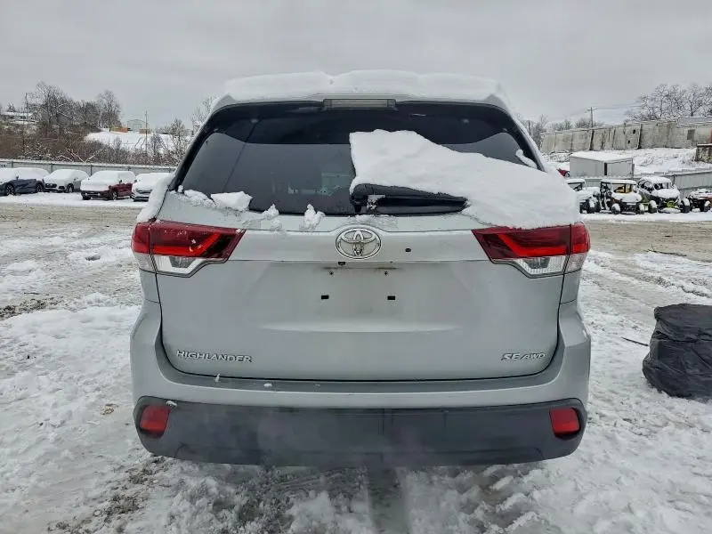 2019 TOYOTA HIGHLANDER SE  