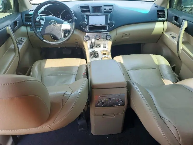 2013 TOYOTA HIGHLANDER SE  