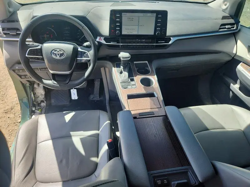 2021 TOYOTA SIENNA XLE  