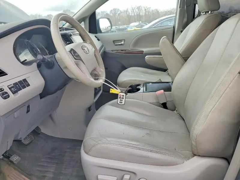 2014 TOYOTA SIENNA XLE 8-PASSENGER  