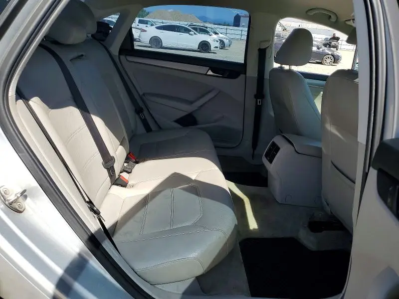2015 VOLKSWAGEN PASSAT SE  