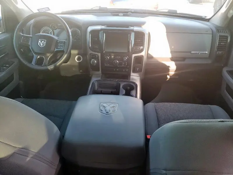 2016 RAM 1500 SLT  