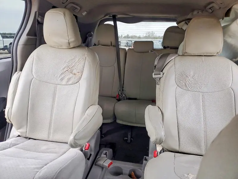 2015 TOYOTA SIENNA LE  