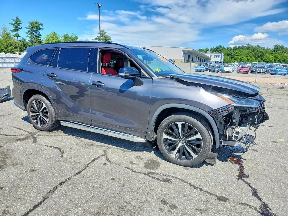 2022 TOYOTA HIGHLANDER XSE  