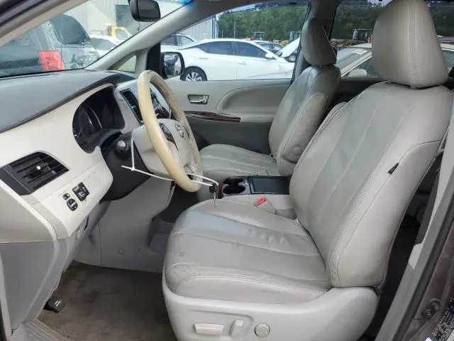 2014 TOYOTA SIENNA XLE  