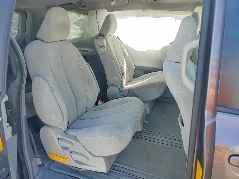 2014 TOYOTA SIENNA LE  