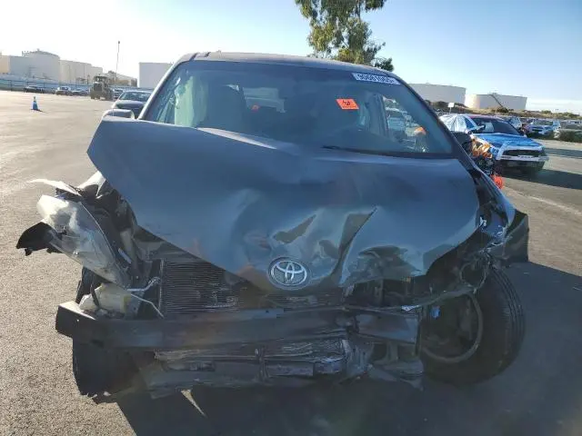 2013 TOYOTA SIENNA LE  