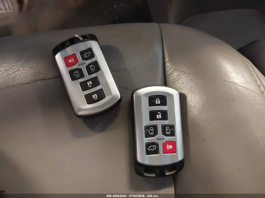 2016 TOYOTA SIENNA XLE 8 PASSENGER