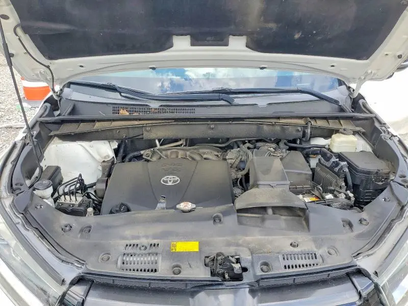 2018 TOYOTA HIGHLANDER SE  