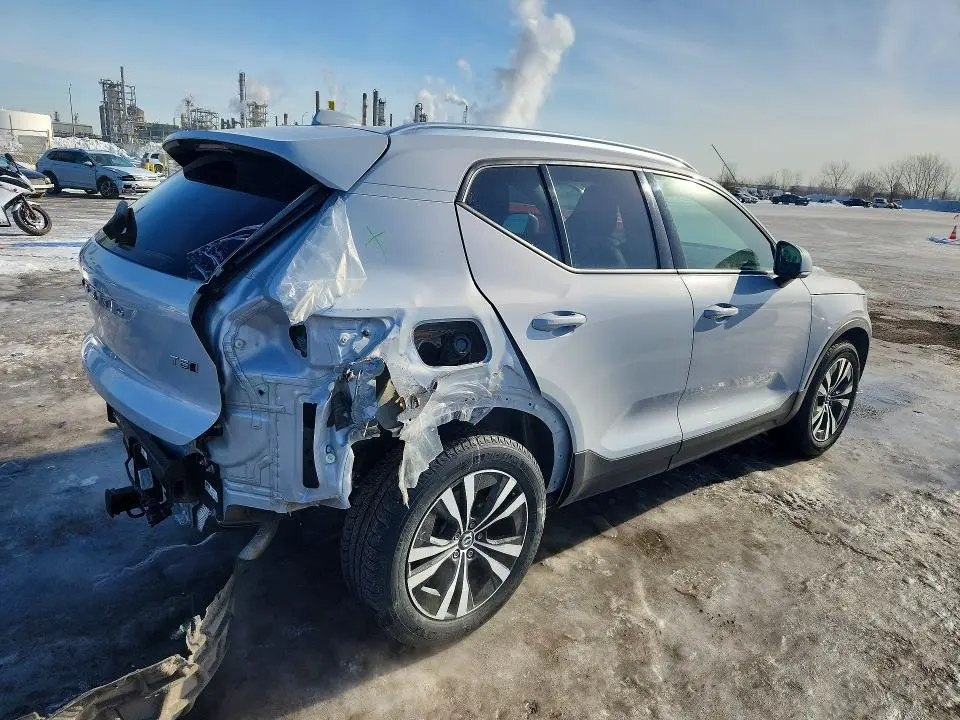2021 VOLVO XC40 T5 MOMENTUM  