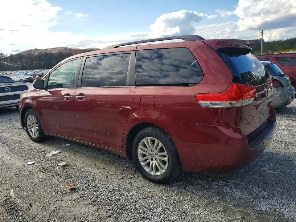 2013 TOYOTA SIENNA XLE  