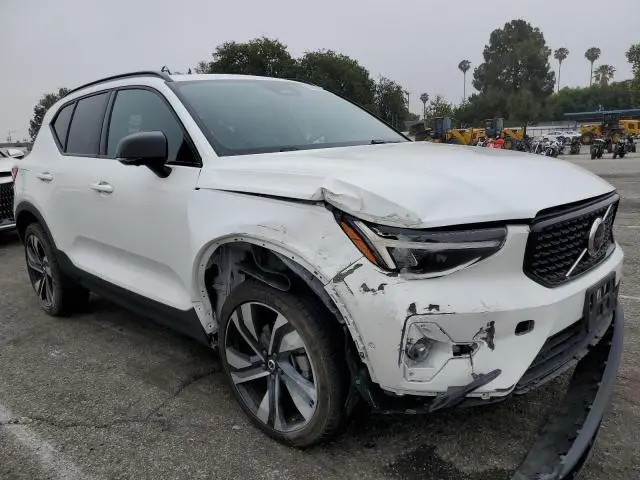 2024 VOLVO XC40 PLUS  