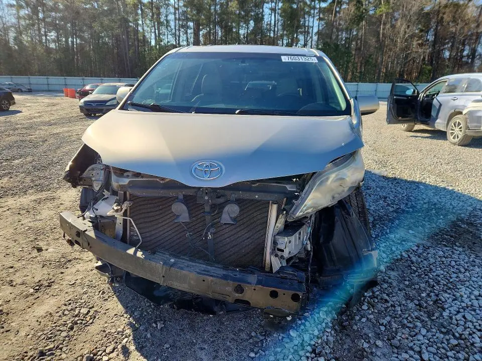 2016 TOYOTA SIENNA XLE  