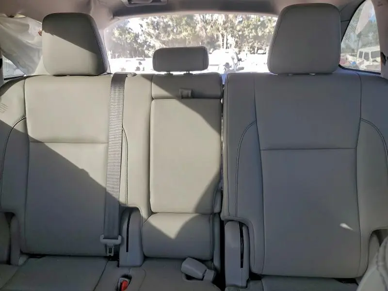 2018 TOYOTA HIGHLANDER SE  