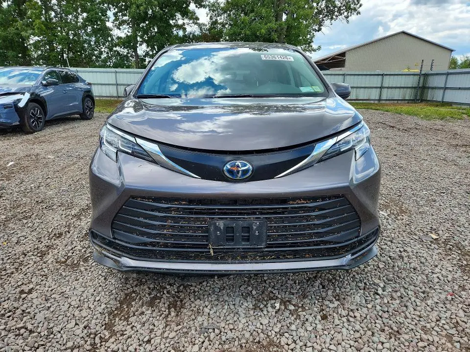 2022 TOYOTA SIENNA LE  
