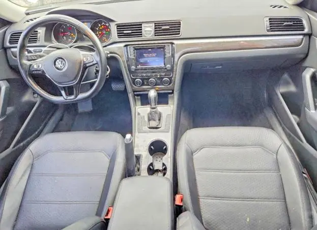 2016 VOLKSWAGEN PASSAT SE  